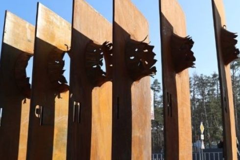 В Ірпені відкрили меморіал і висадили лавандову галявину до річниці звільнення міста: фото