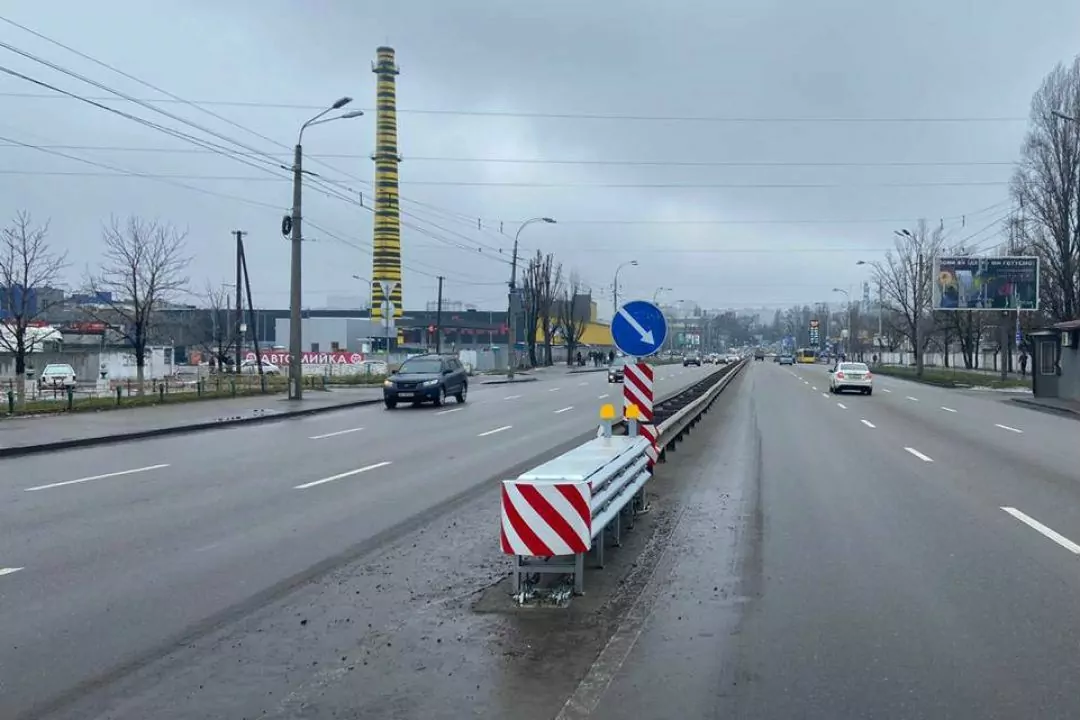 Біля ТРЦ &laquo;Караван&raquo; встановили демпферну систему, яка може врятувати під час аварії
