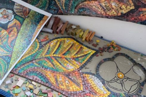 Дивіться, як у Львові відновлюють знищену мозаїку “Інформаційний простір”