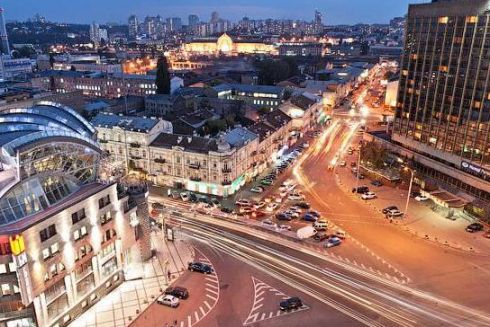 У Києві готуються до реконструкції на площі Перемоги. Кияни можуть долучитися до обговорень