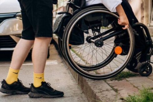 Петиція із закликом перенаправити мільярд гривень з ремонту Богатирської на безбар'єрність набрала голоси