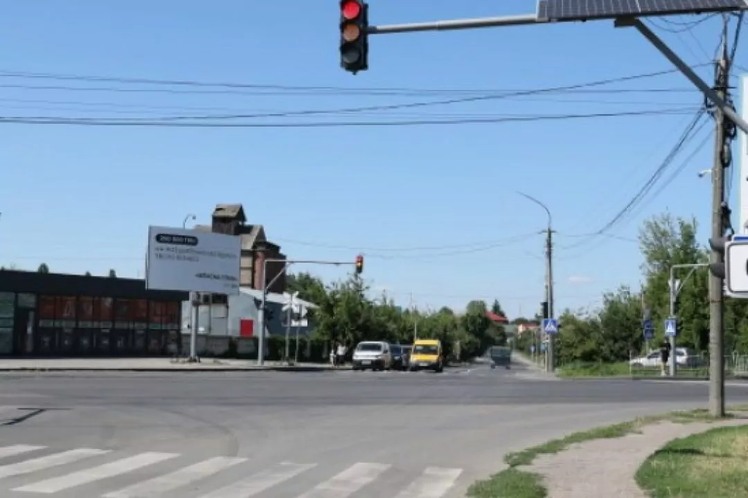 У Луцьку встановлюють сонячні панелі на світлофорах, що не працюють під час відключень світла