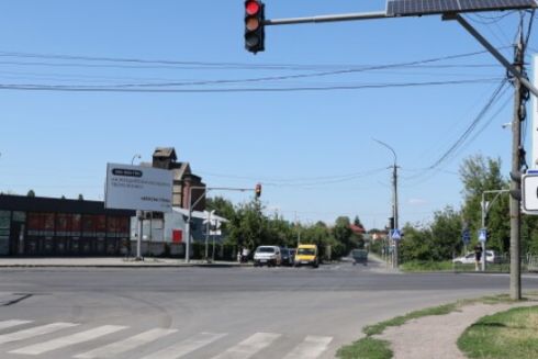 У Луцьку встановлюють сонячні панелі на світлофорах, що не працюють під час відключень світла