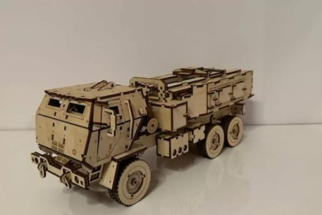 Українці створили дерев&rsquo;яний конструктор HIMARS і зібрали на Kickstarter майже $40 000