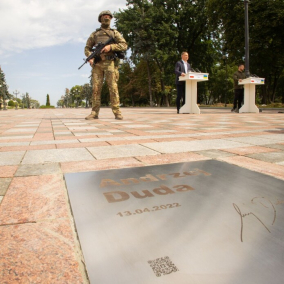 Фото. На площади Конституции в Киеве открыли Аллею смелости