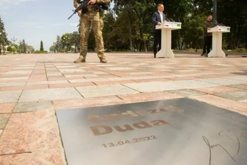 Фото. На площади Конституции в Киеве открыли Аллею смелости