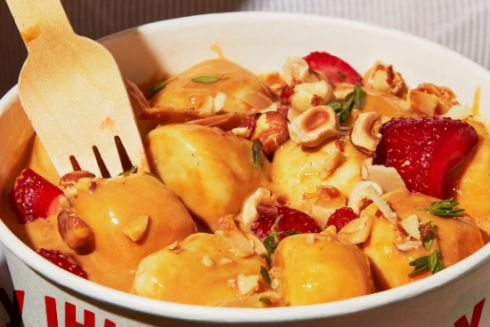 На Хрещатику відкрився полтавський стритфуд від Євгена Клопотенка: із качаною кашею і галушками на шпажках