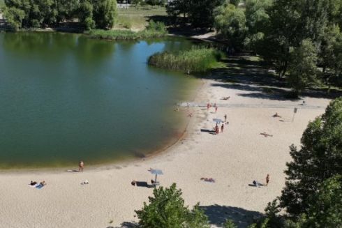 В Оболонському районі очистили узбережжя озера Біле: фото