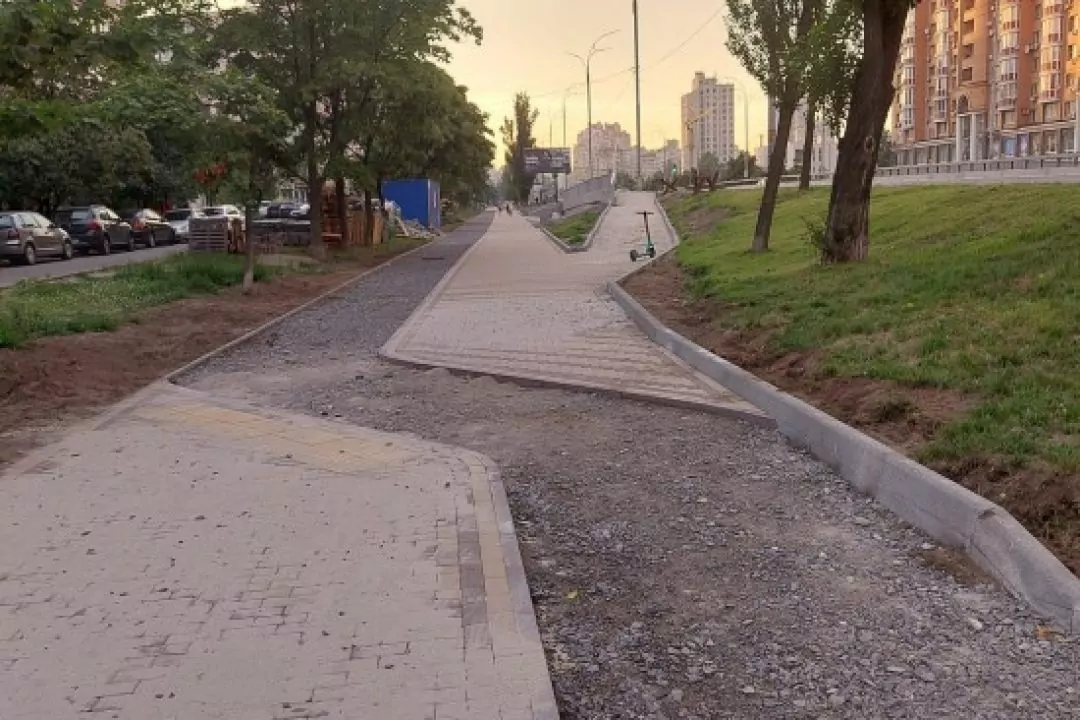 На проспекті Івасюка облаштовують велосипедні доріжки: фото