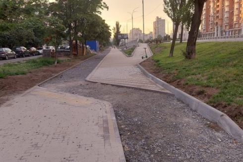 На проспекті Івасюка облаштовують велосипедні доріжки: фото