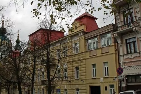 На Десятинній укріплюють схил для збереження історичного будинку