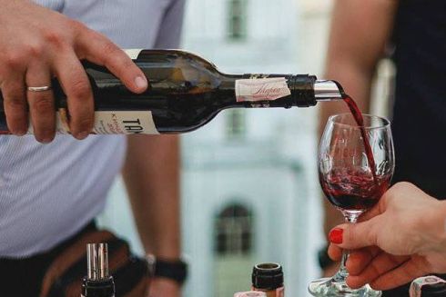 В Киеве открывают сразу два бара с украинскими винами и продуктами