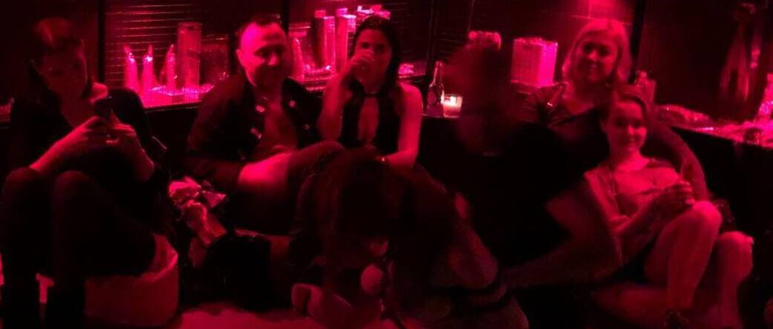 Трусикидегі ескі траннилердің фотосуреттері Аяқтардың арасын көрсетіңіз