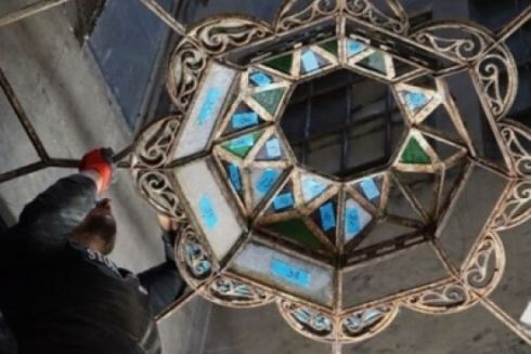У Львові відновлюють 100-річний вітражний ліхтар у будинку-пам'ятці