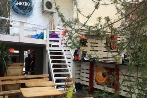 Сгорел бар Gnezdo на Андреевском спуске. Владельцы собирают деньги на восстановление