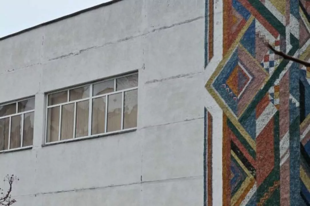 Мозаїку на фасаді ліцею на Позняках можуть знищити через утеплення будівлі