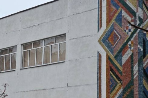 Мозаїку на фасаді ліцею на Позняках можуть знищити через утеплення будівлі