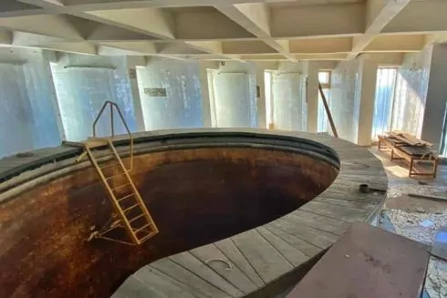 На Воскресенці руйнують модерністський басейн. Там була унікальна водолазна шахта