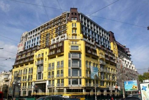 В «доме-монстре» на Подоле продают квартиры, предназначенные под снос