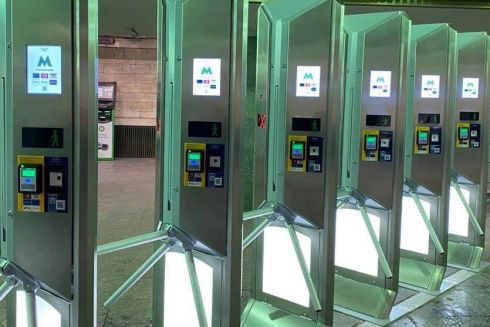 На «Харьковской» установили новые высокие турникеты. Станция работает в обычном режиме