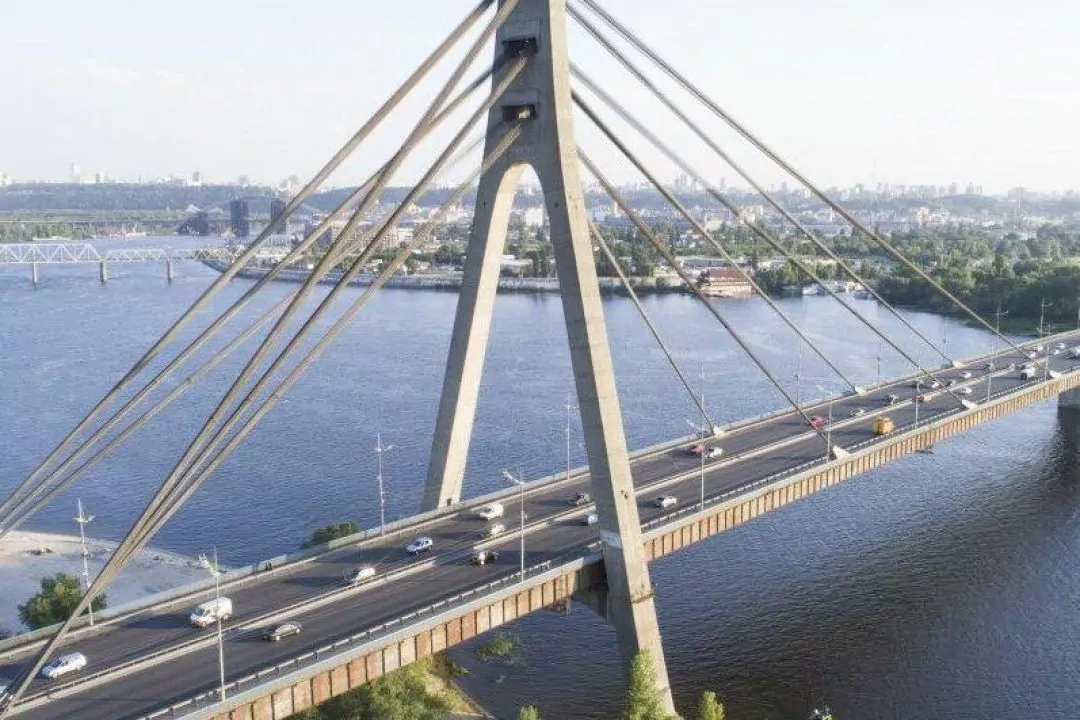 Кияни закликають відремонтувати велодоріжки на Північному мосту