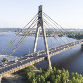 Кияни закликають відремонтувати велосипедно-пішохідні доріжки на Північному мосту