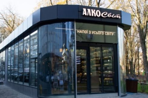 У Львові підприємці незаконно захопили тротуар і встановили кіоски з алкоголем