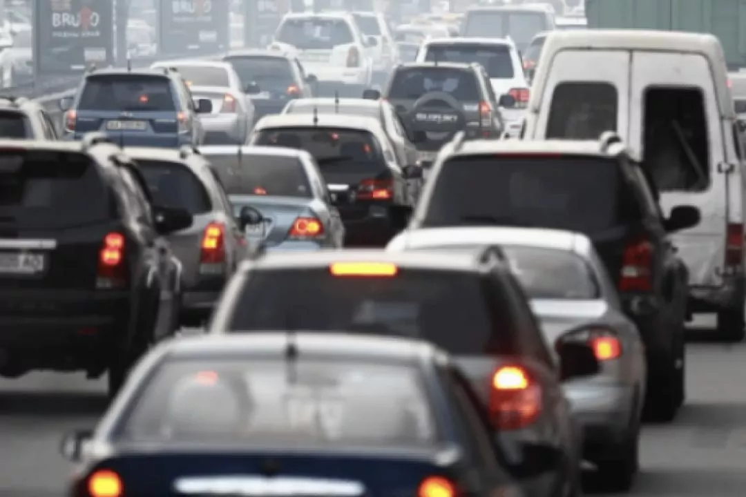 Київрада відхилила петицію про розблокування руху авто з лівого берега на правий під час тривог