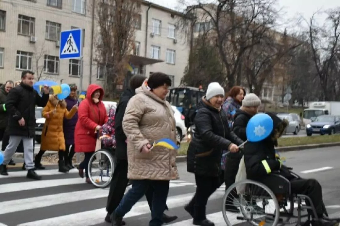 Біля реабілітаційного центру на Оболоні облаштували підвищений пішохідний перехід