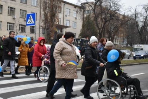 Біля реабілітаційного центру на Оболоні облаштували підвищений пішохідний перехід
