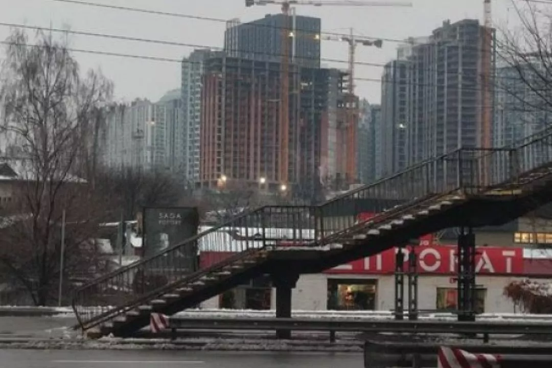 На Саперно-Слобідській знову відкрили надземний перехід після трагедії з пішоходом