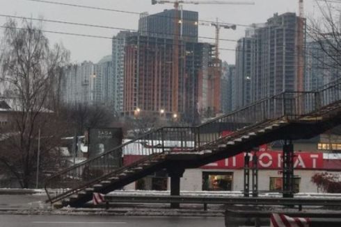 На Саперно-Слобідській знову відкрили надземний перехід після трагедії з пішоходом