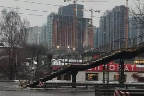 На Саперно-Слобідській знову відкрили надземний перехід після трагедії з пішоходом