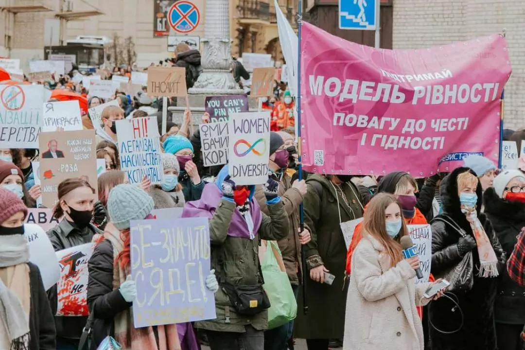 Фото: про що були плакати Маршу жінок 2021 у Києві