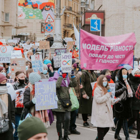 Фото: про що були плакати Маршу жінок 2021 у Києві