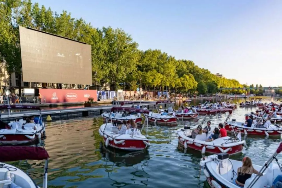 Кино на воде: в Париже открыли кинотеатр для зрителей в лодках