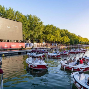 Кино на воде: в Париже открыли кинотеатр для зрителей в лодках