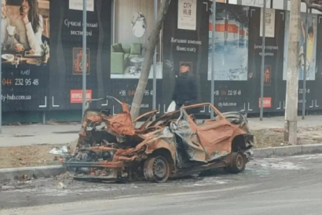Пошкоджені через обстріли автівки в Києві почнуть вивозити з вулиць