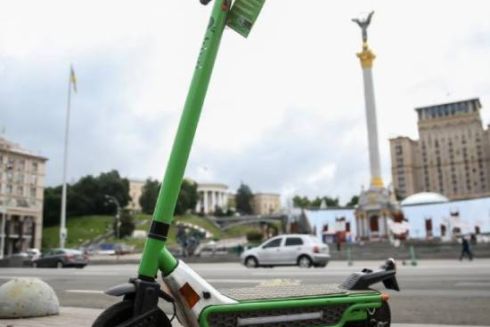Кияни просять заборонити прокат електросамокатів — петиція