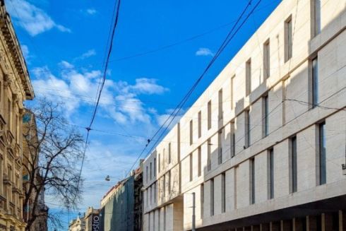 У центрі Львова відкрили фасад нового готелю: як він виглядає і чому викликав дискусії