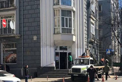 Фото: на Институтской очистили здания от рекламных вывесок