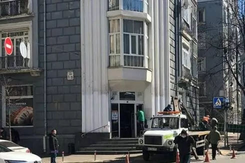 Фото: на Институтской очистили здания от рекламных вывесок