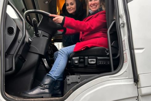 “Я сіла за кермо вантажівки”: Як режисерка Ірина Волович опановувала нову професію під час війни