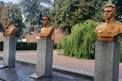 В Борисполе демонтируют советскую аллею