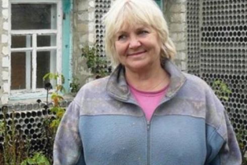 Женщина из Полтавской области утеплила дом стеклянными бутылками