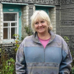 Женщина из Полтавской области утеплила дом стеклянными бутылками