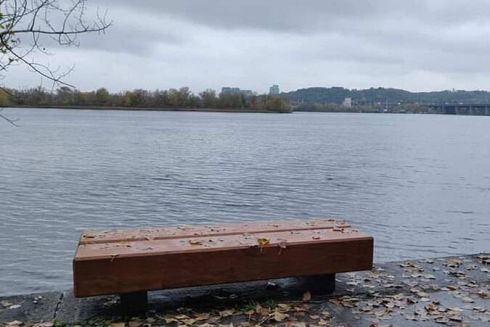На набережной возле Днепра украли скамьи, установленные за деньги «Громадського бюджета»