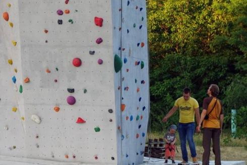 У Львові облаштують громадський простір з басейном та скеледромом: візуалізації