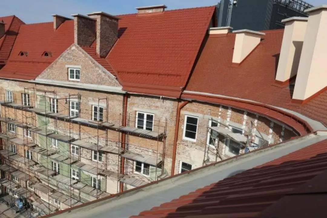 Дивіться, як у Львові реставрують фасади будинків, зруйнованих через російський обстріл