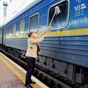 Фото дня: датский журналист самостоятельно помыл окно в поезде «Укрзалізниці»